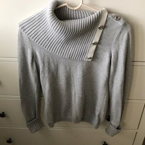 Sweater with asymmetrical collar (adjustable)